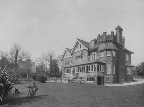 Black & White photo of Livermead Cliff Hotel in 1910